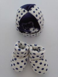Immagine cappello e scarpine ciniglia cuore e pois