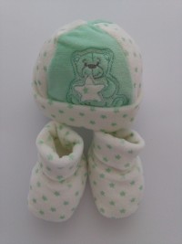 Immagine cappello e scarpine ciniglia orso e stelle