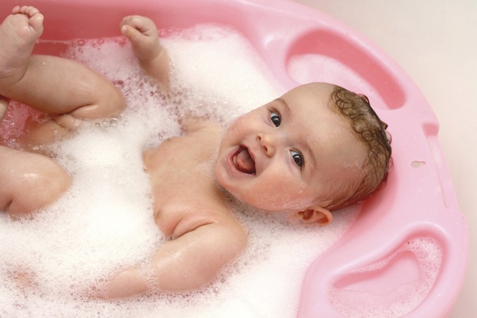 Quando fare il bagnetto al neonato Quando fare il bagnetto al neonato: prima o dopo la poppata