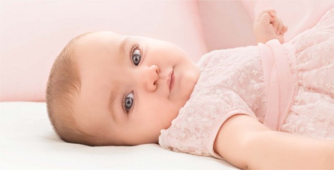 una bambina che indossa un vestitino rosa