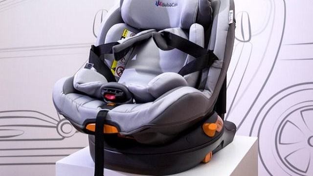 Il seggiolino tech fornito di allarme se si dimentica il bimbo in auto