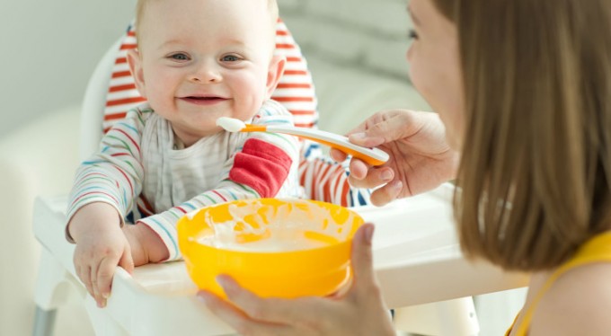 Svezzamento neonato mese per mese: tutti gli alimenti da introdurre