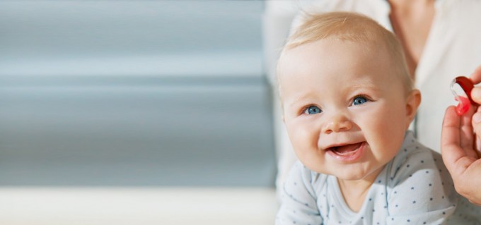 Un neonato sorridente vicino la sua mamma
A che età il neonato riconosce i suoi genitori?