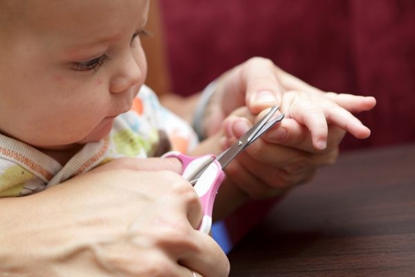 Come tagliare le unghie al neonato?