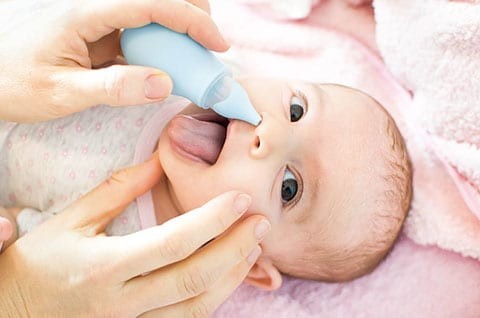 Mamma che fa lavaggi nasali al piccolo neonato
Naso chiuso? Come e perché fare i lavaggi nasali al neonato