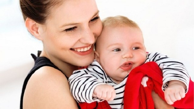 Mamma che tiene in braccio il suo neonato
Cullare il neonato regala una nanna più dolce e aiuta la memoria