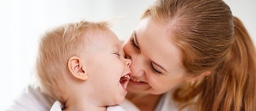 Fare il genitore è il mestiere più faticoso
Mamma e neonato sorridenti. La mamma abbraccia il bambino
Fare il genitore è il lavoro più faticoso