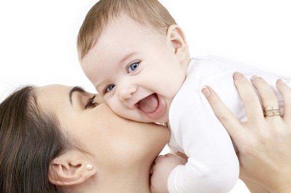 Quanti rischi si nascondono nei fasciatoi pubblici? Scopriamoli insieme
La mamma tiene il neonato e lo bacia. Il bambino è sorridente
Quanti rischi si nascondono nei fasciatoi pubblici?