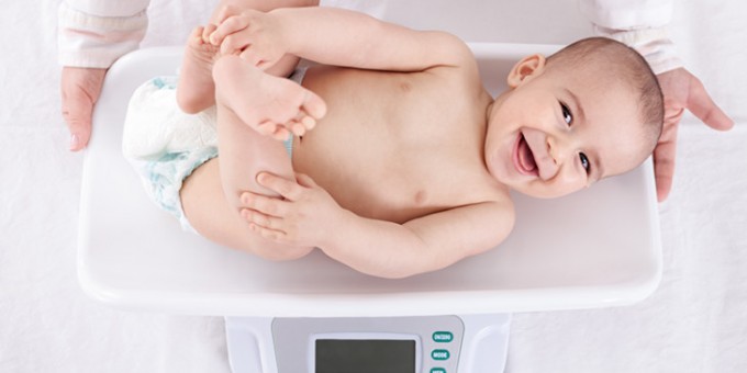 Latte in polvere? Come sceglierlo allora?
Neonato sorridente sdraiato sul fasciatoio Latte in polvere? Come sceglierlo
