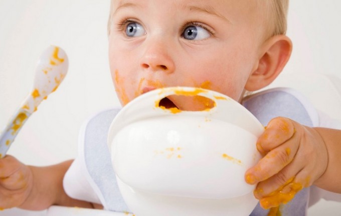 Neonato che mangia l'omogenizzato nel suo piattino
Allarme Ministero. Omogeneizzati contaminati da aflatossine