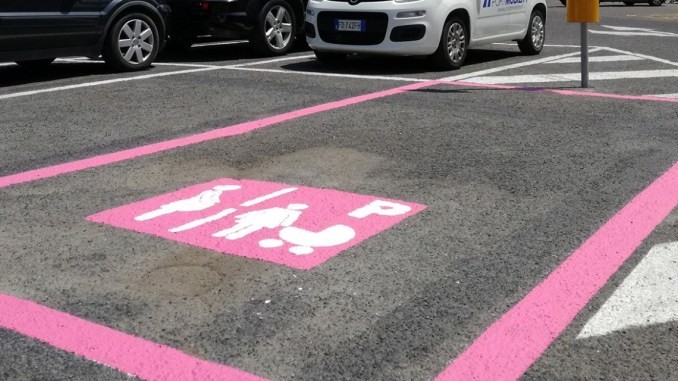 Parcheggio rosa: Un posto dedicato alle mamme e donne incinte.
Il parcheggio rosa si distingue per la caratteristica delle strisce rosa Nuovo Codice della Strada per le donne incinte o con neonati