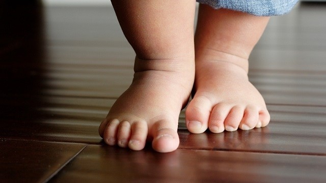 Due piccoli piedini di un bambino che cercano di camminare
Come insegnare i primi passi al tuo bambino