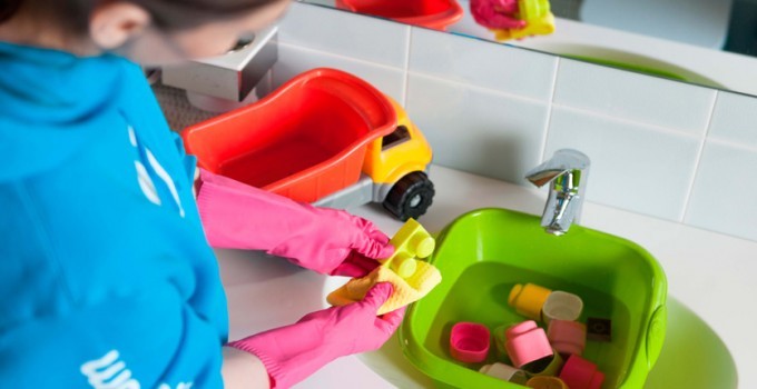 I giochini sono nell'acqua pronti per essere disinfettati