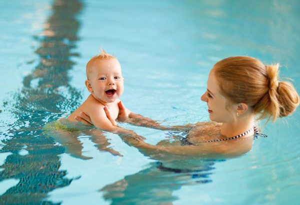 Neonati in piscina: si può e fa molto bene al bambino
Neonati in piscina: si può e fa molto bene