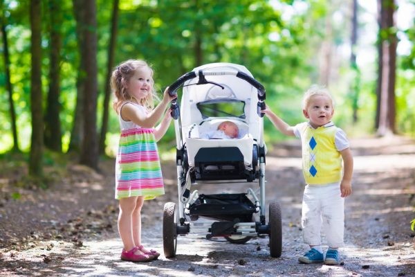 Prime passeggiate estive con il bambino