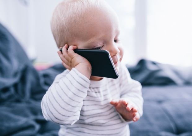 Generazioni digitali: il neonato e il cellulare