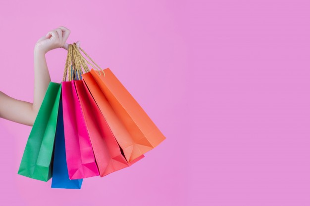 Acquistare con i saldi, shopping. saldi acquisti