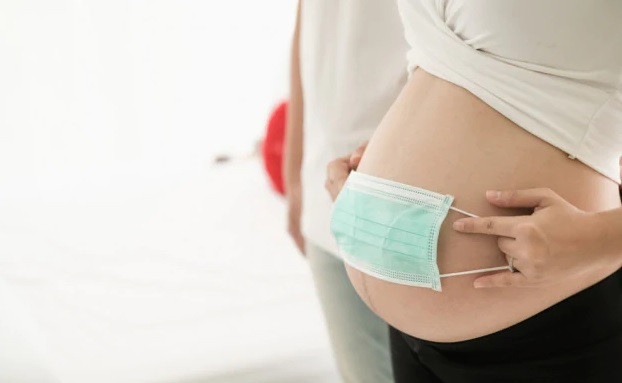 Covid-19: come evitare la trasmissione fra madre e neonato? Tutto quello che c'è da sapere Covid-19: come evitare la trasmissione fra madre e neonato